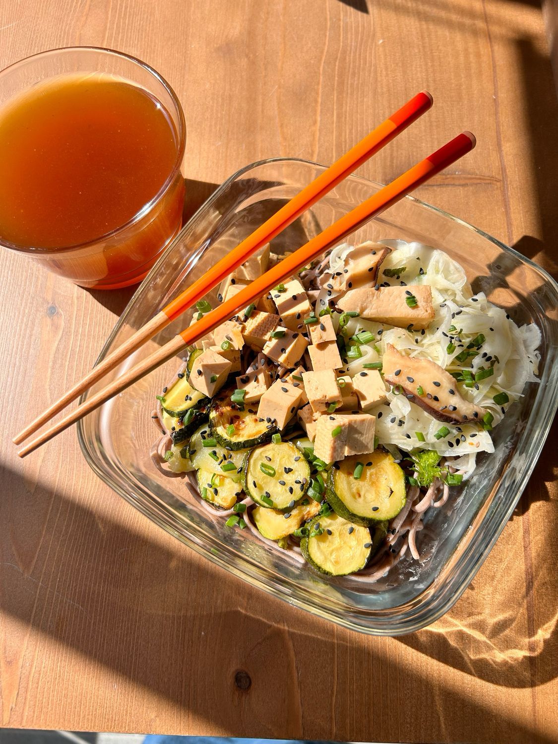 Soba et tofu au curry japonais, herbes fraîches