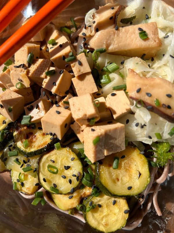 Soba et tofu au curry japonais, herbes fraîches