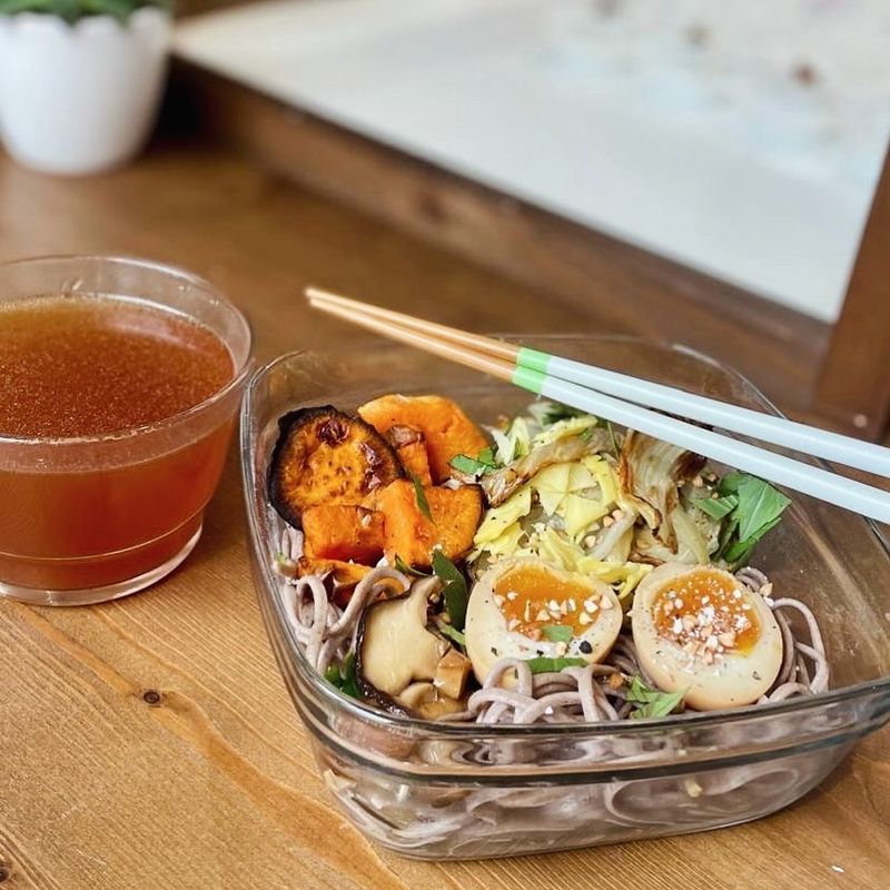 Ramen de Soba et ajitamago. Bouillon végétal citronnelle
