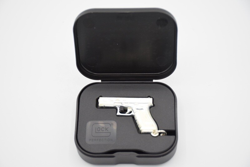 GLOCK PERFECTION GLOCK 17 METAL LOGO KEYCHAIN SILVER GLOCK FACTORY STORAGE CASE