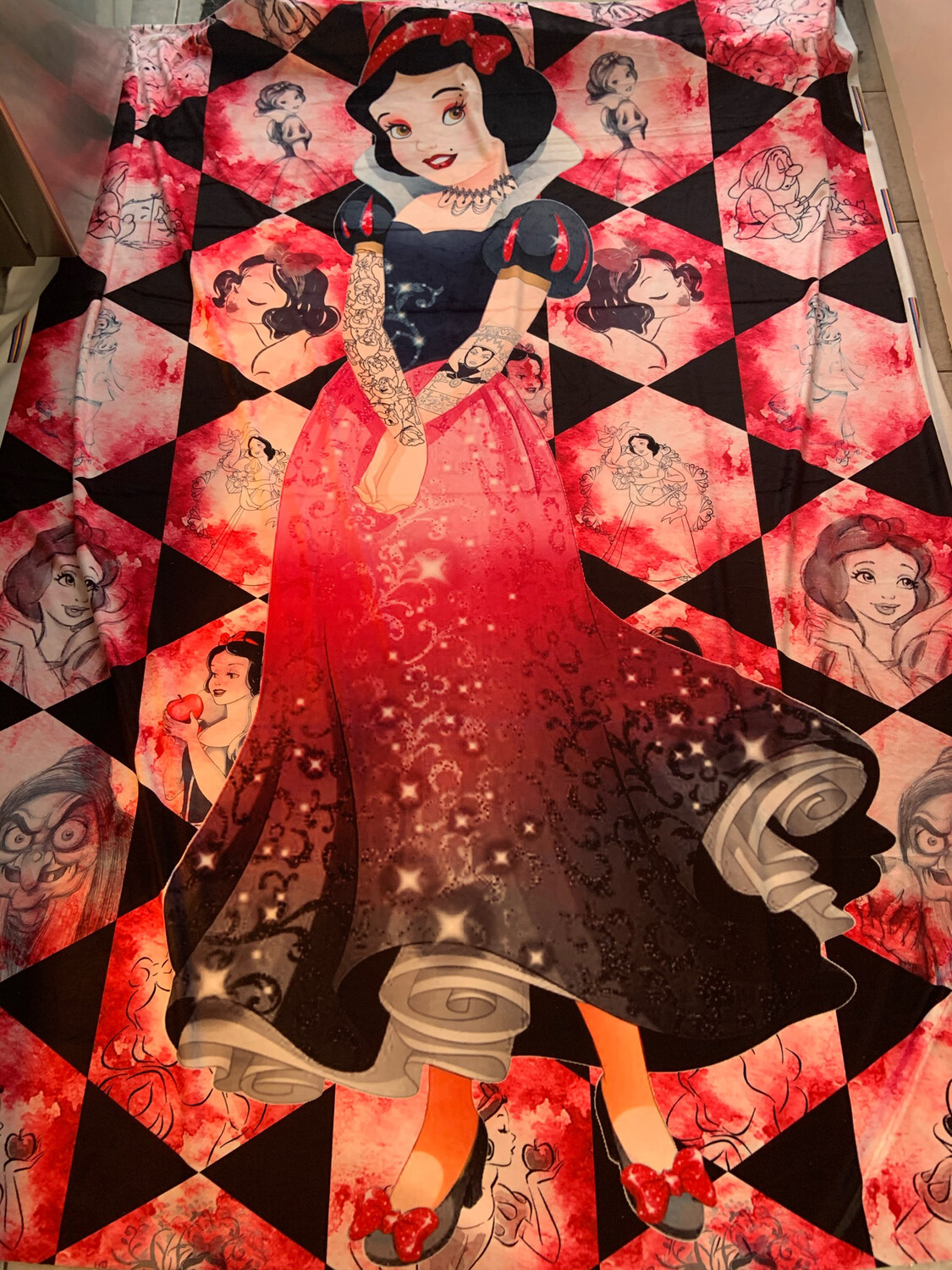 Minky blanche neige princesse gothique 