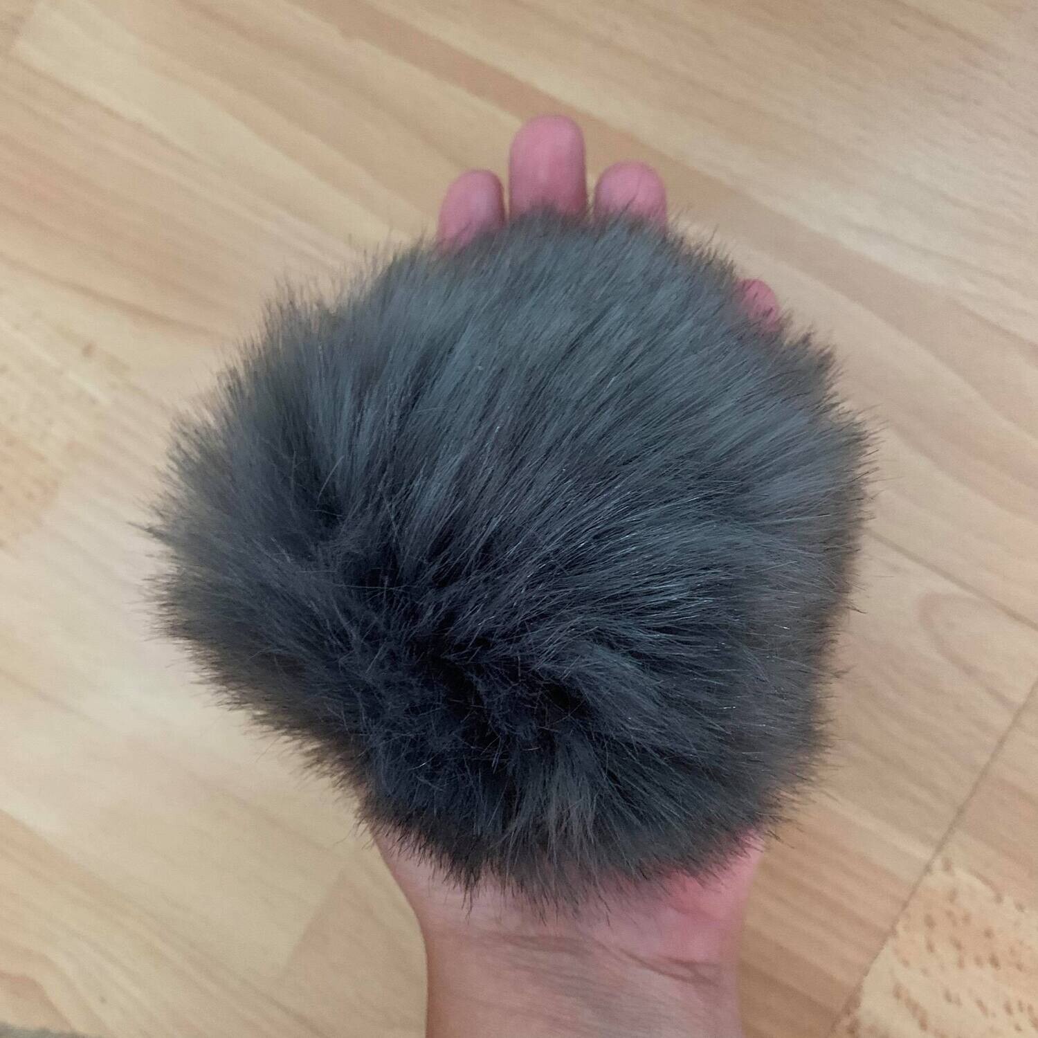 Pompon fausse fourrure de raton laveur gris foncé