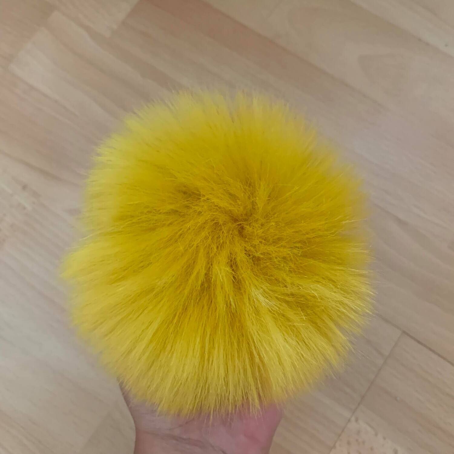 Pompon fausse fourrure de raton laveur jaune