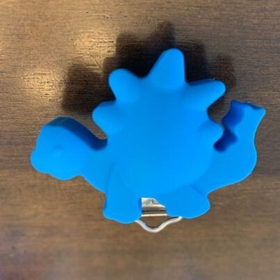 Attache suce dinosaure, couleur: bleu