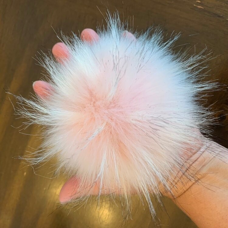 Pompon fausse fourrure de raton laveur rose saumon