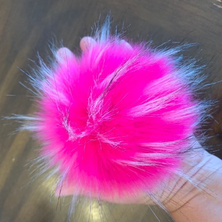Pompon fausse fourrure de raton laveur rose et blanc