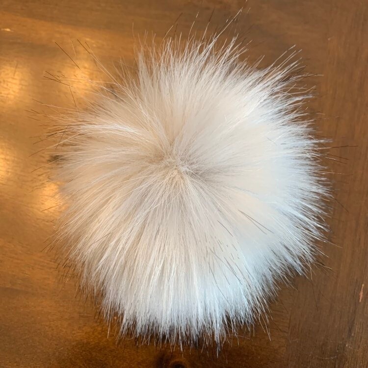 Pompon fausse fourrure de raton laveur gris pale