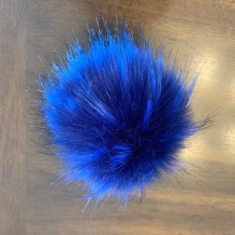 Pompon fausse fourrure de raton laveur bleu