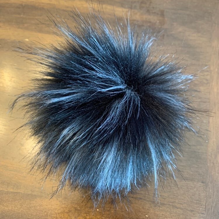 Pompon fausse fourrure de raton laveur noir et blanc