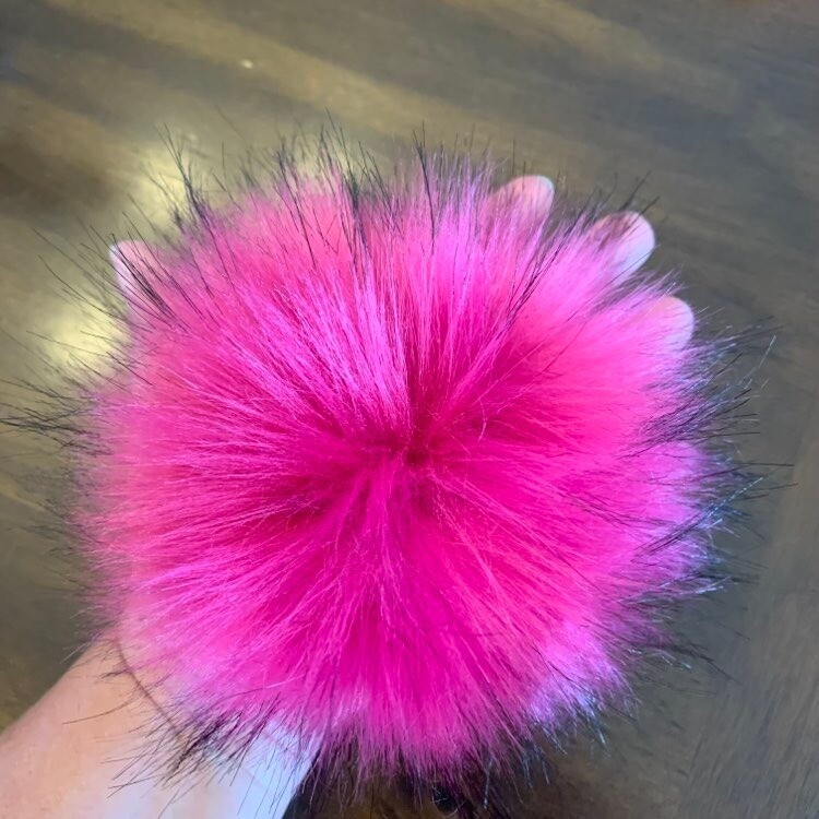 Pompon fausse fourrure de raton laveur rose et noir