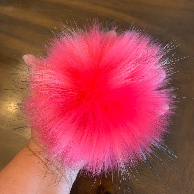Pompon fausse fourrure de raton laveur rose gomme balloune