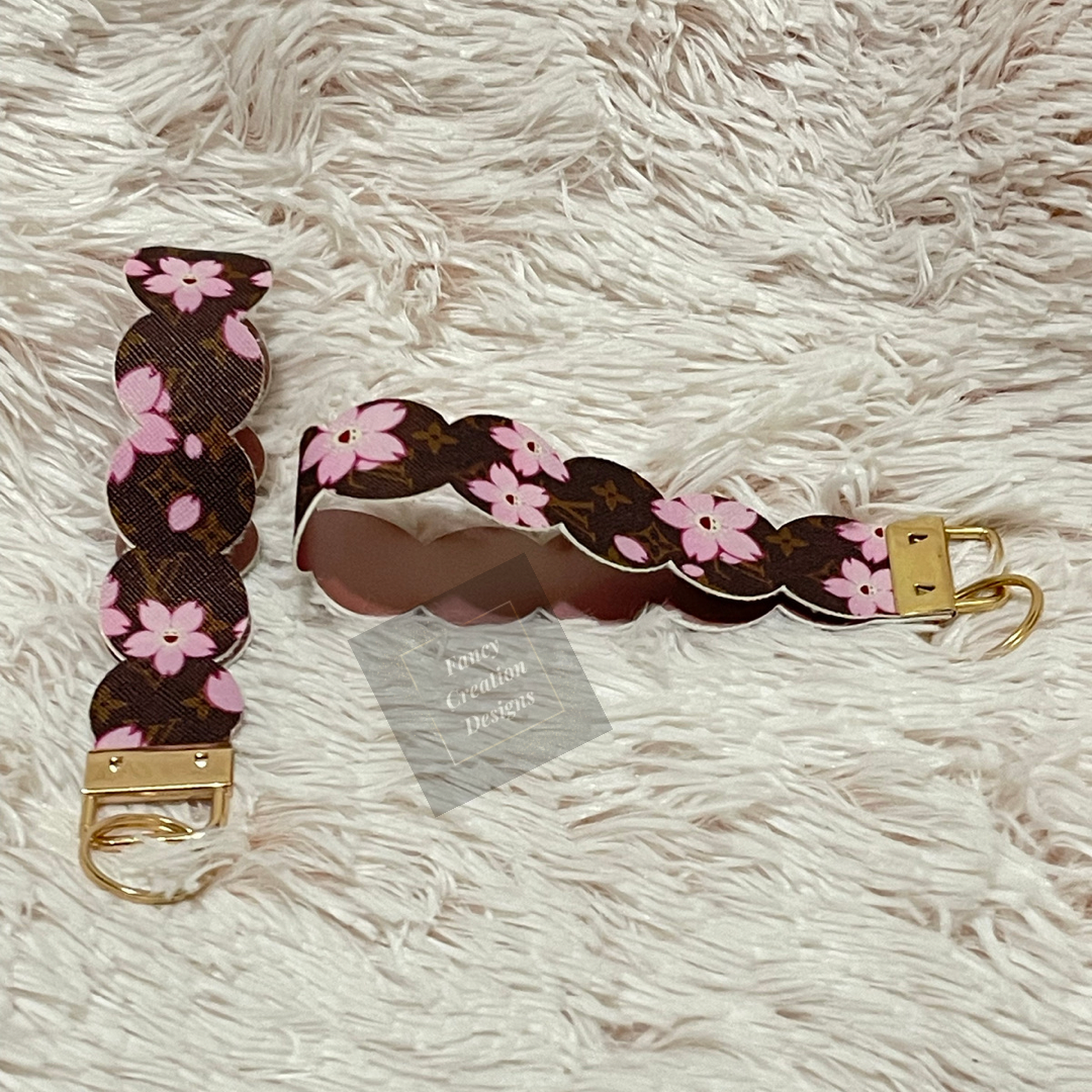 Pink Smiley Flower Scallop Wristlet