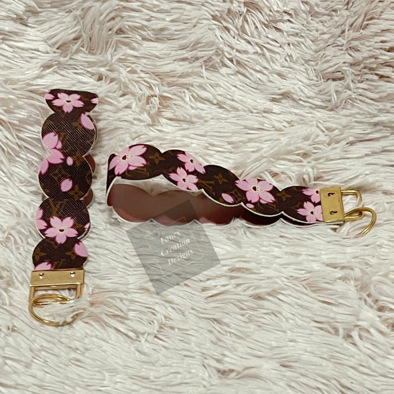 Pink Smiley Flower Scallop Wristlet