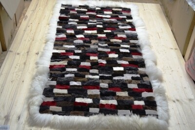 Lammfell-Teppich, Patchwork-Qualität, ca. 175x95 cm, grau/schwarz/rot/olive/weiß Nr.9