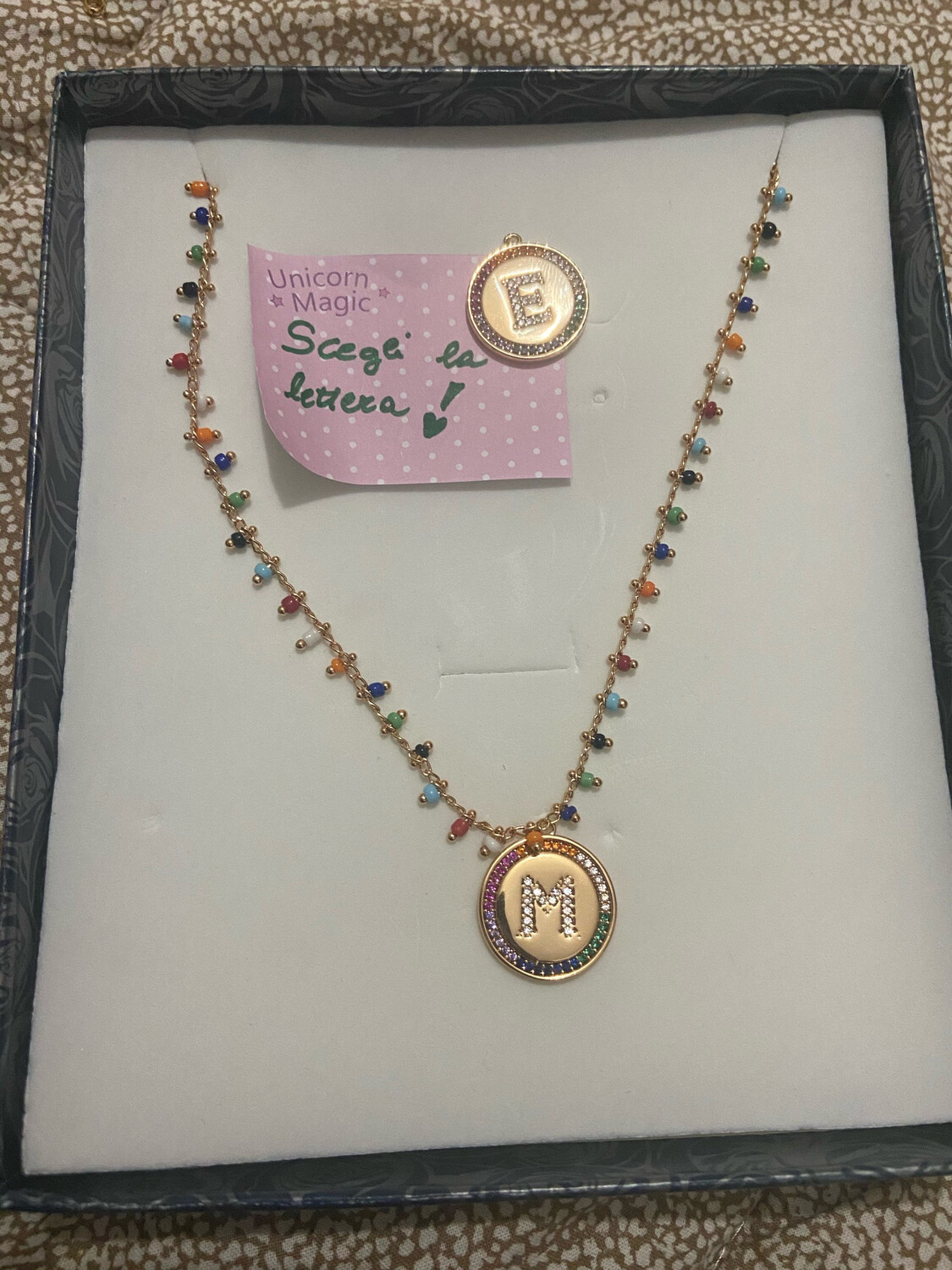 Choker ibizia con lettera rainbow
