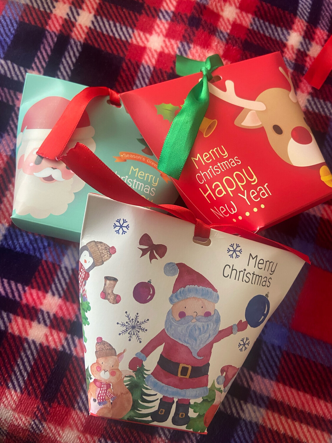 Confezione regalo natalizia con cioccolatini e caramelle