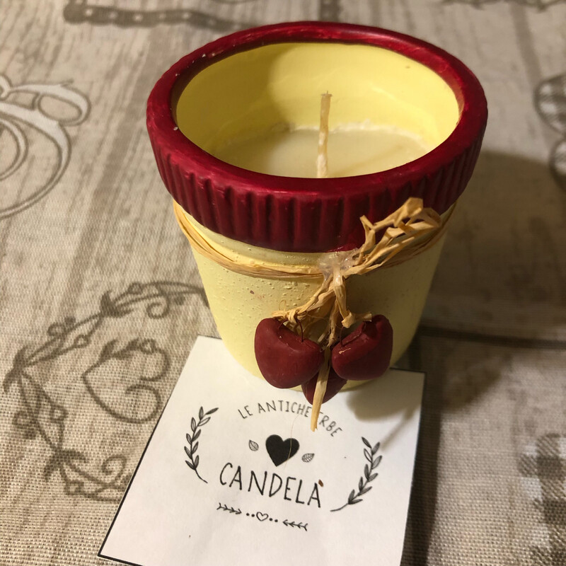 Candela vasetto giallo con profili e  cuoricini rossi ❤️❤️❤️.Dimensioni 6,5x6,5 cm.