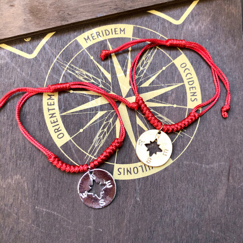 Braccialetto macramé rosso con bussola 