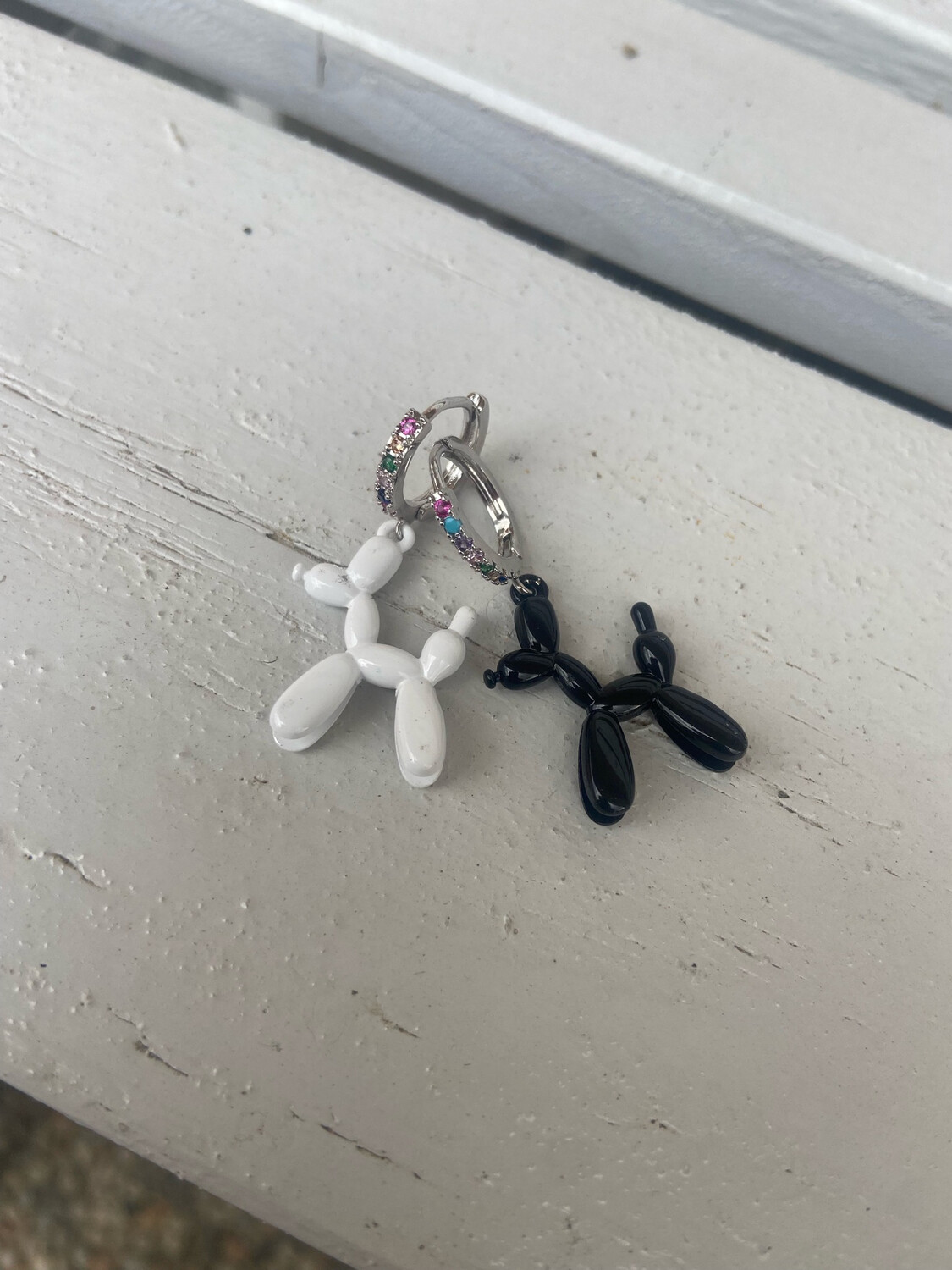 Orecchino dog balloon rainbow black&amp;white