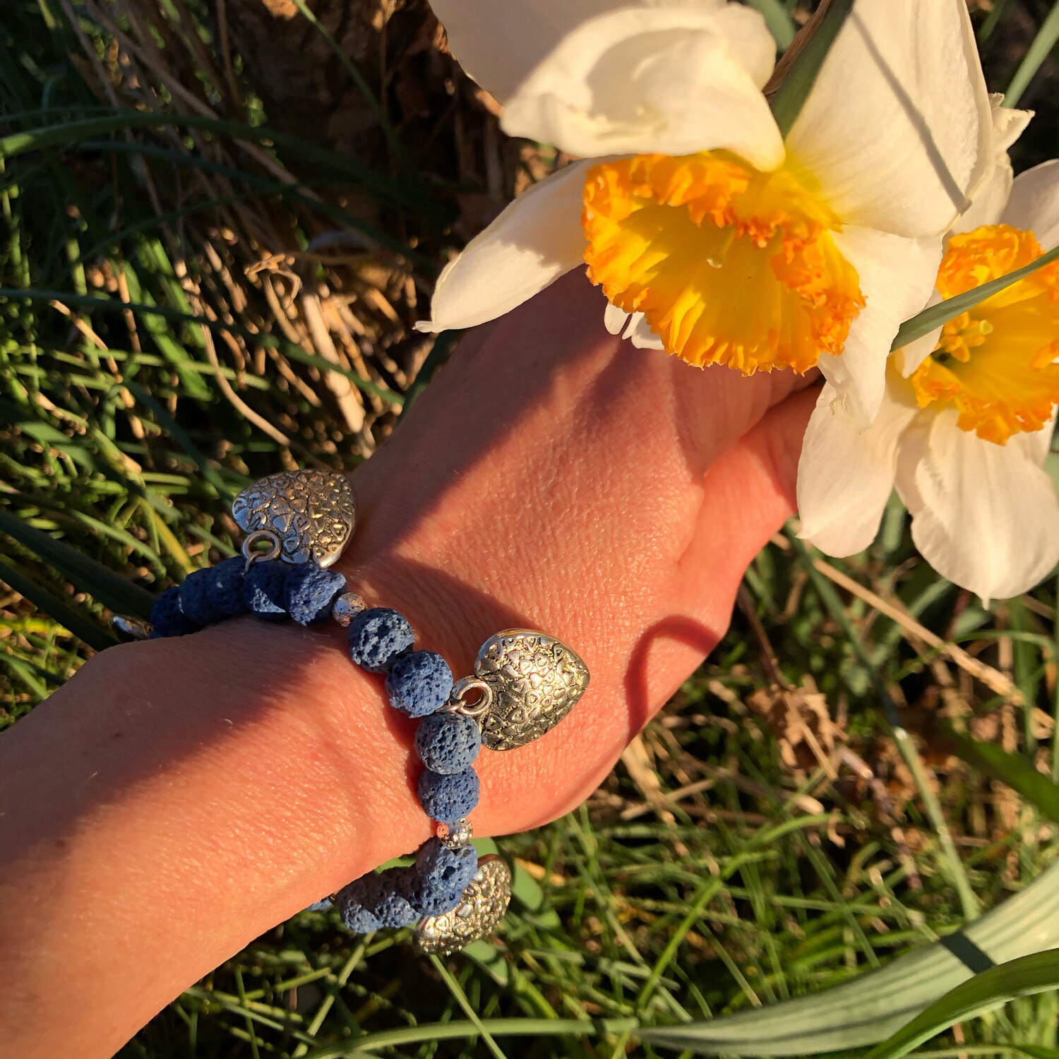 Braccialetto pietra lavica blu con cuori