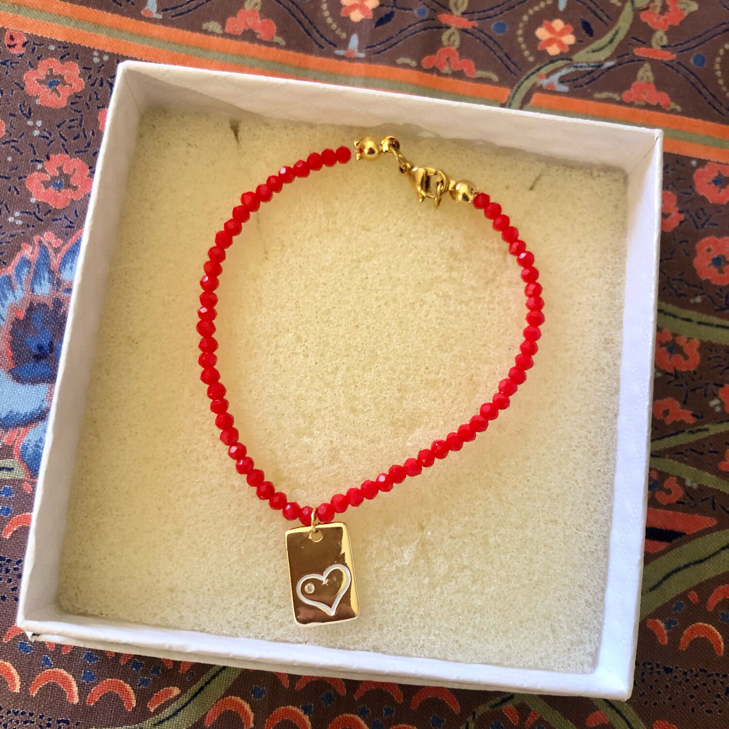 Braccialetto rosso e cuore inciso