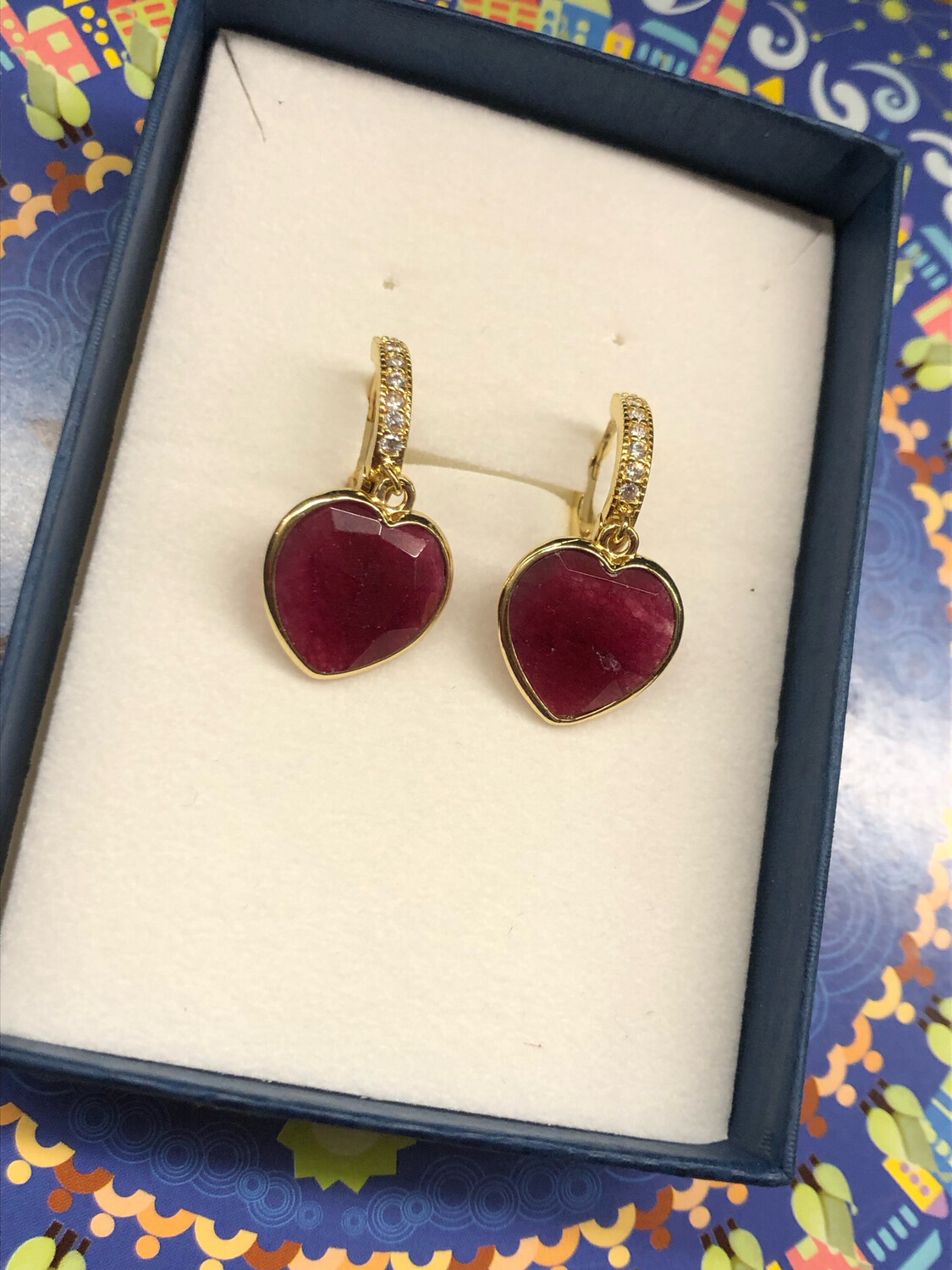Orecchini cuore in giada rossa