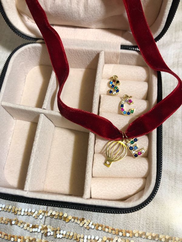 Braccialetto velluto rosso con lettera mix strass