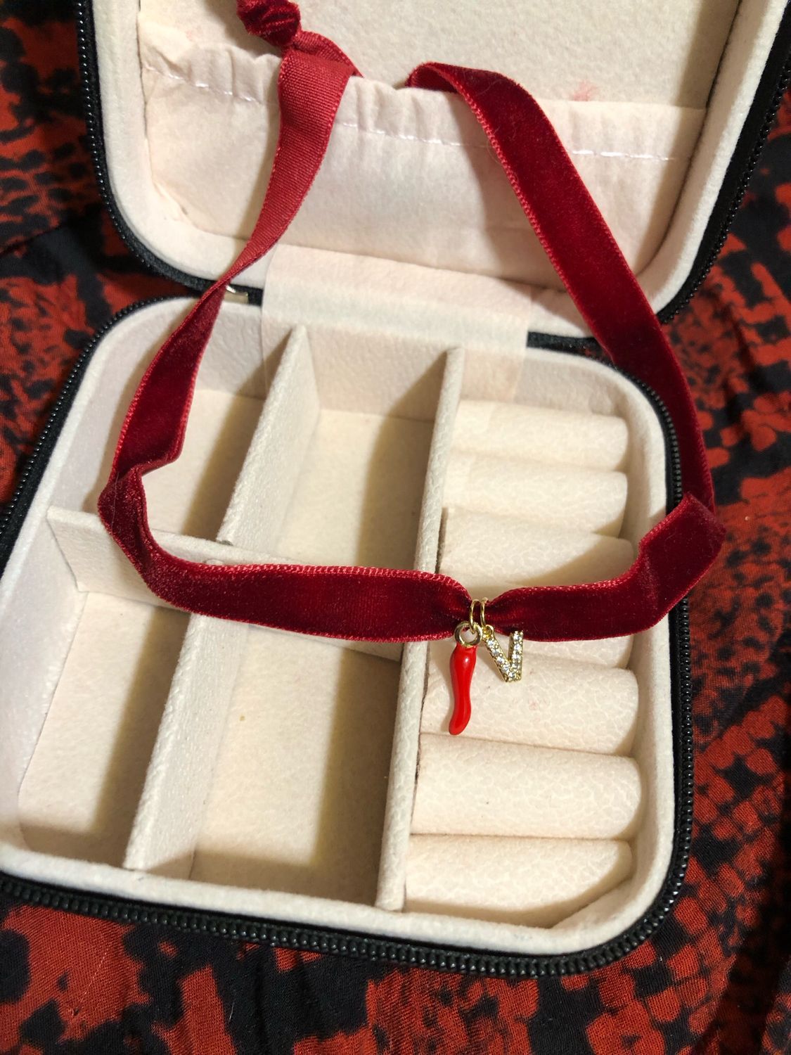 Collana velluto rosso cornetto corona e lettera