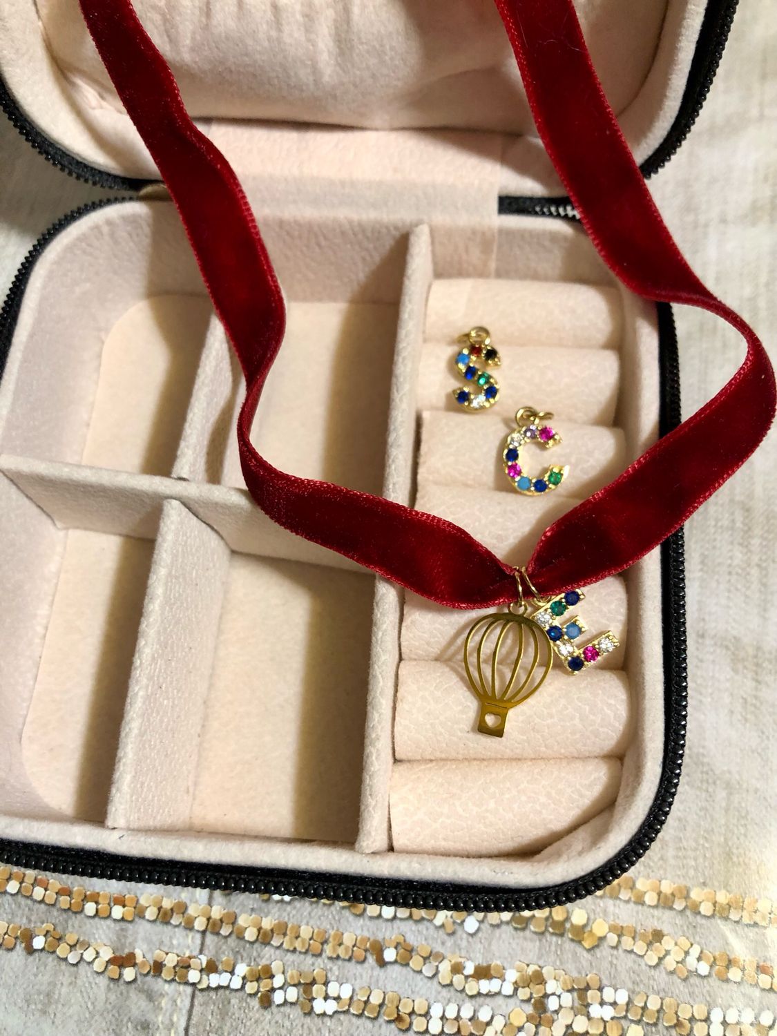 Collana velluto rosso con mongolfiera  e lettera strass colorati