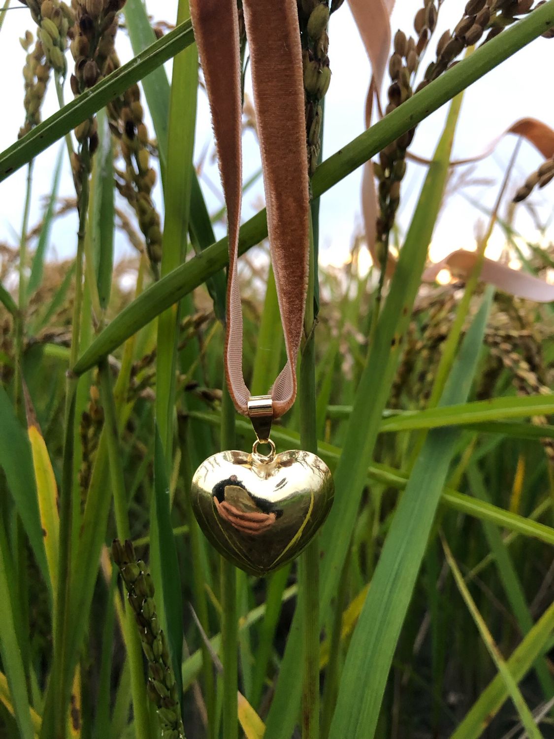 Collana lunga velluto beige e cuore bombato grande