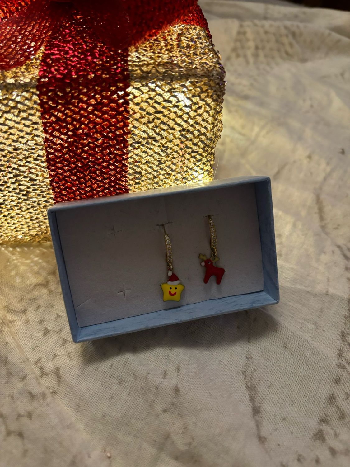 Orecchini modello cerchietto in acciaio inox color oro con strass e charme smaltati