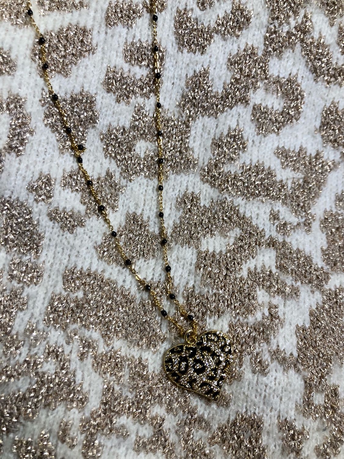 Collana lunga con cuore strass maculato