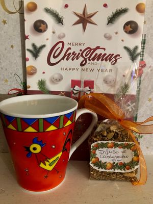 tazza floreale e infuso al cardamomo