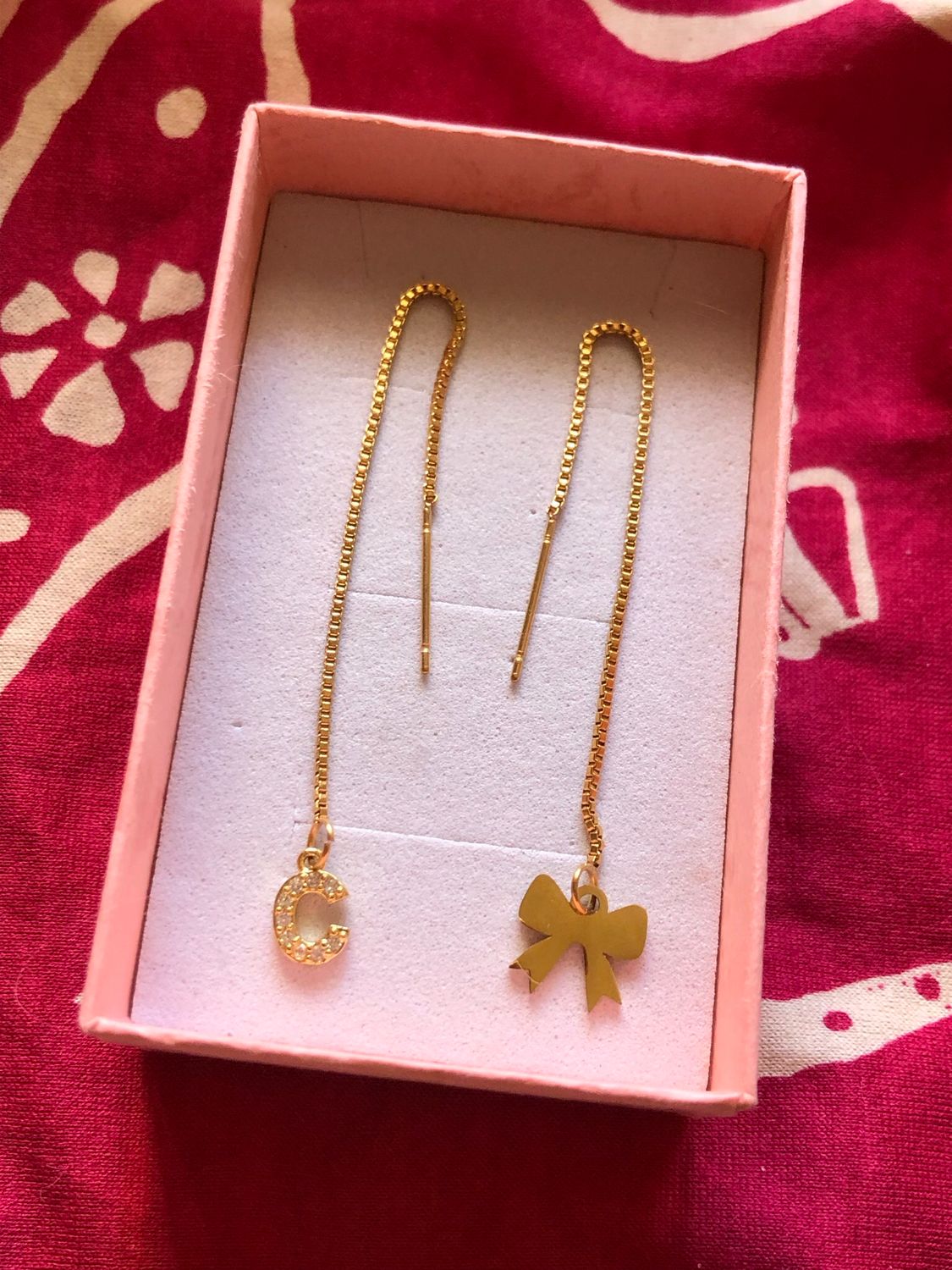 Orecchini Saliscendi lettera e fiocco