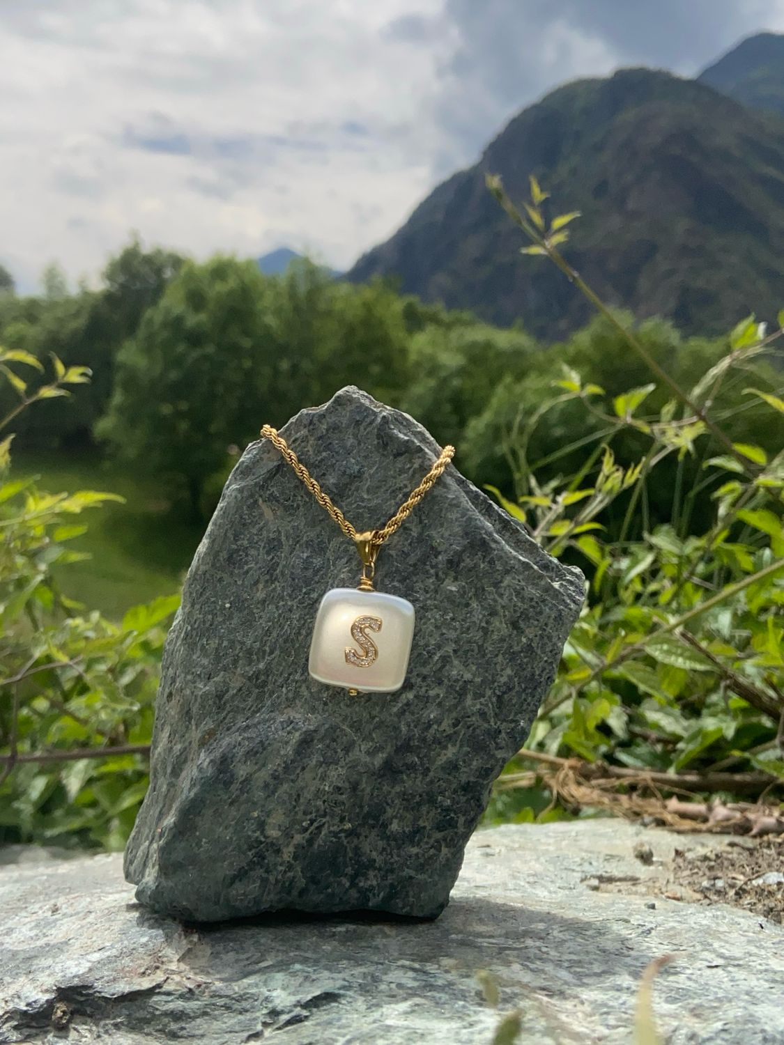 Collana con ciondolo in madreperla e iniziali  strass