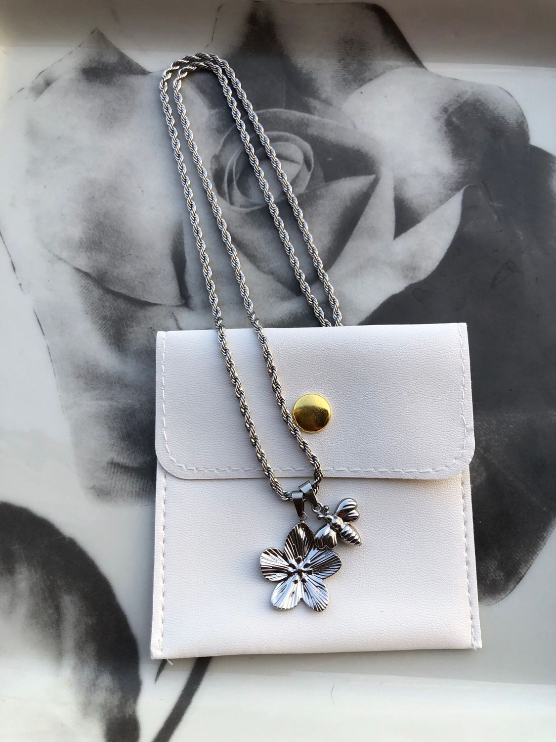 Collana Flower and Bee