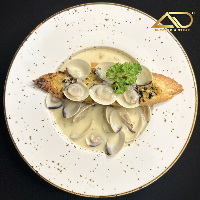 Clam Chowder with Garlic Bread