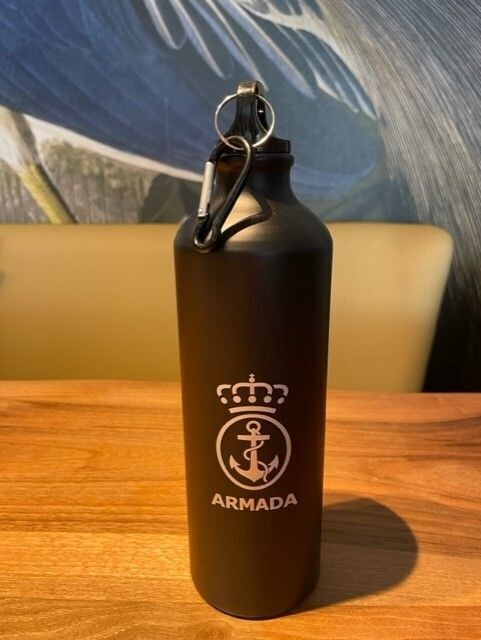 Bidón negro de 800 ml con mosquetón Armada