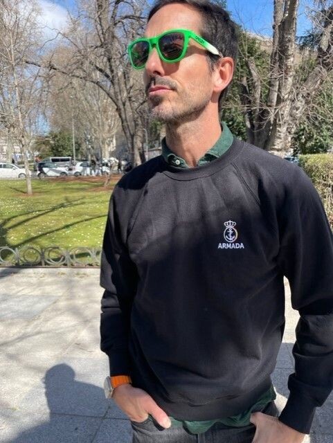 Sudadera cuello redondo nuevo escudo Armada negro