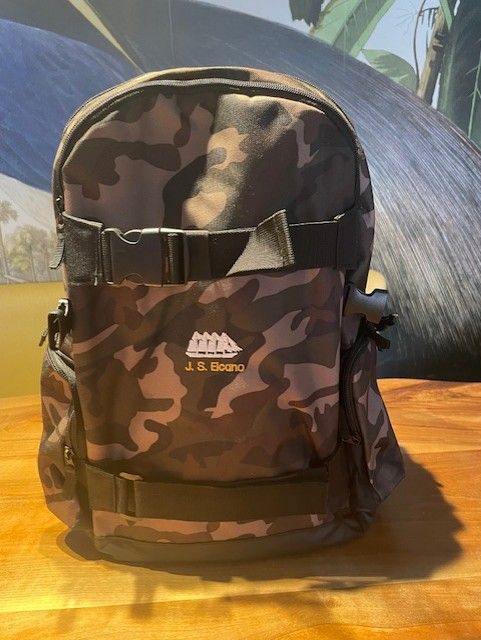 Mochila camuflaje J.S. De Elcano, porta skate, 23 litros