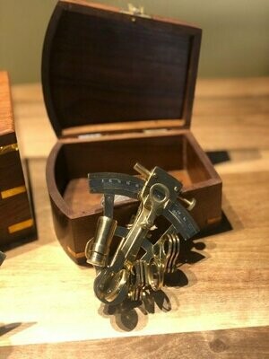 Sextante de latón de L: 13 cm Sextante de latón de L: 13 cm