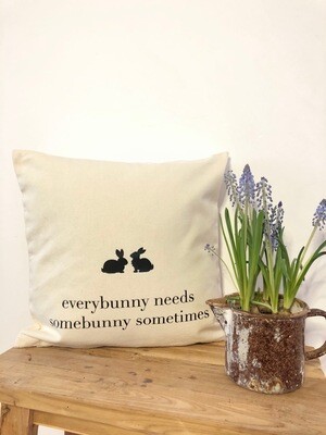 Kissenhülle „Everybunny needs somebunny sometimes“ Kissenhülle „Everybunny needs somebunny sometimes“