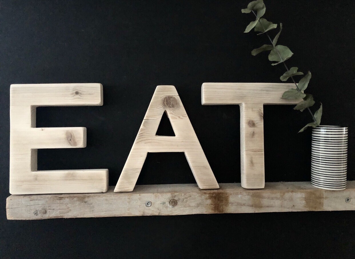 Handgefertigte Holzbuchstaben EAT/TEA