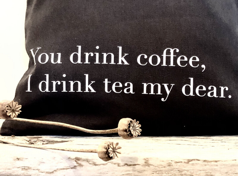 Kissenhülle “You drink coffee, I drink tea my dear...” in schwarz Kissenhülle “You drink coffee, I drink tea my dear...” in schwarz