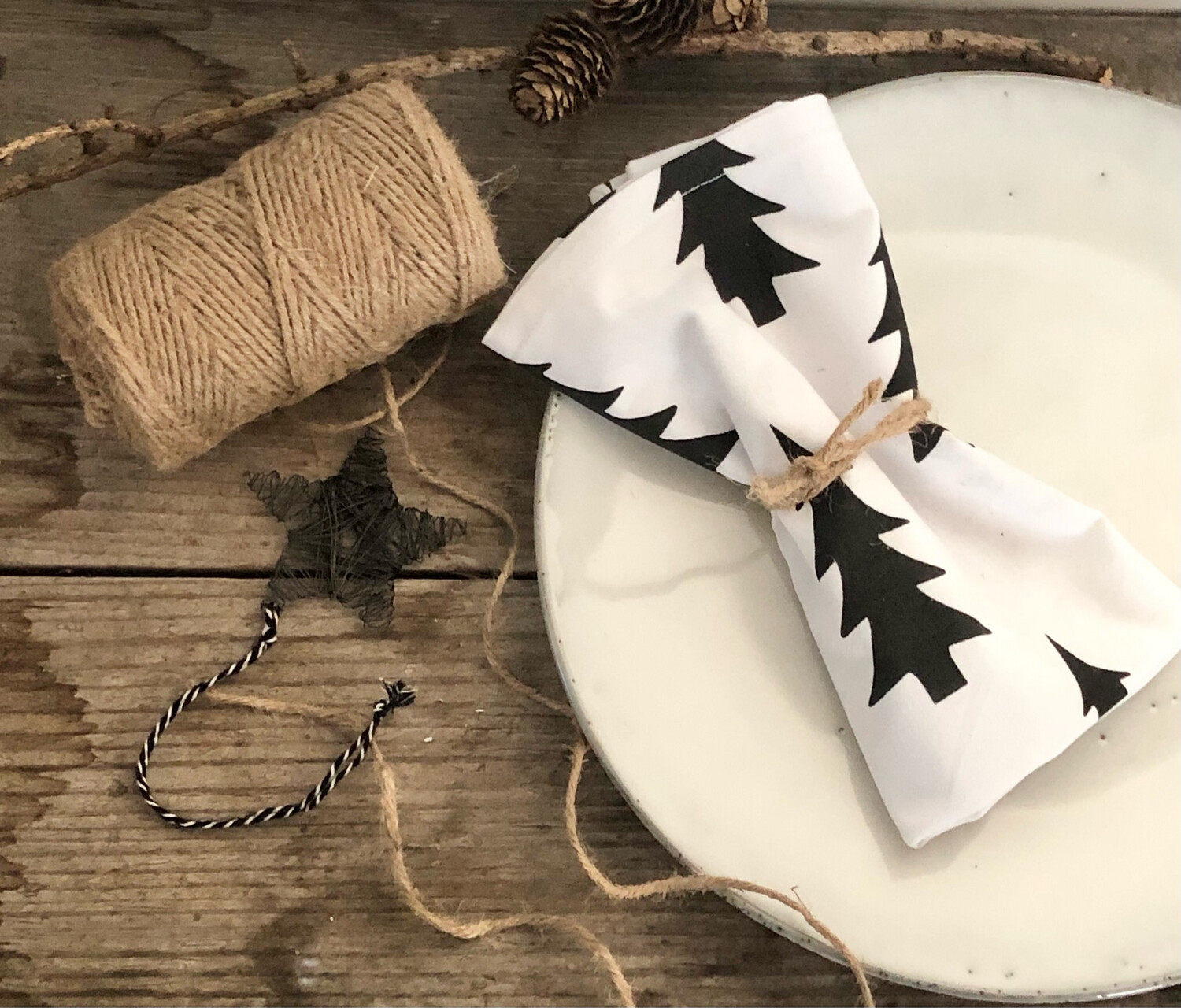 Stoffservietten 2-er Set “Schwarze Tannenbäumchen”