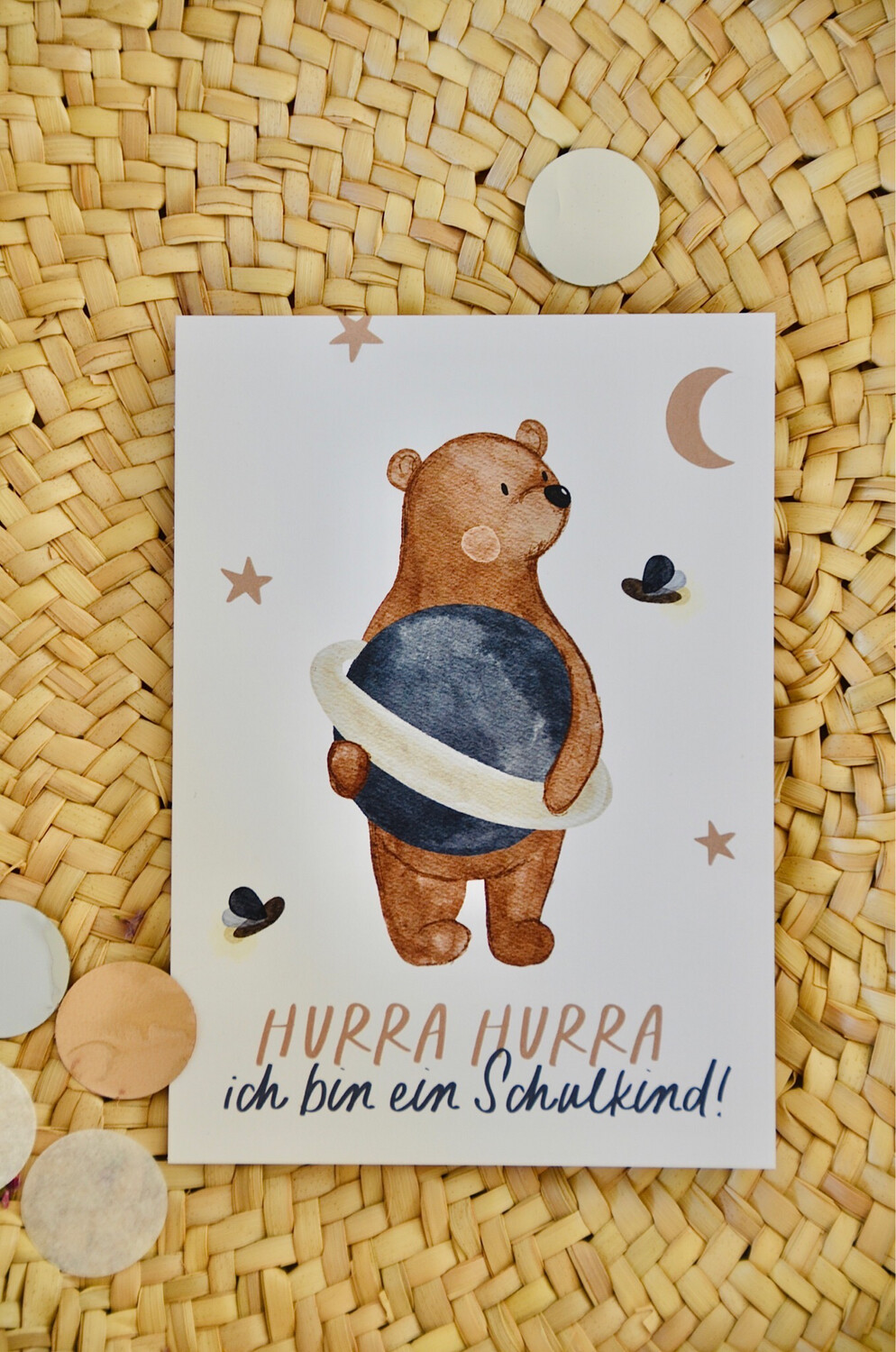 Postkarte “Hurra, ich bin ein Schulkind” Bärchen mit Weltkugel