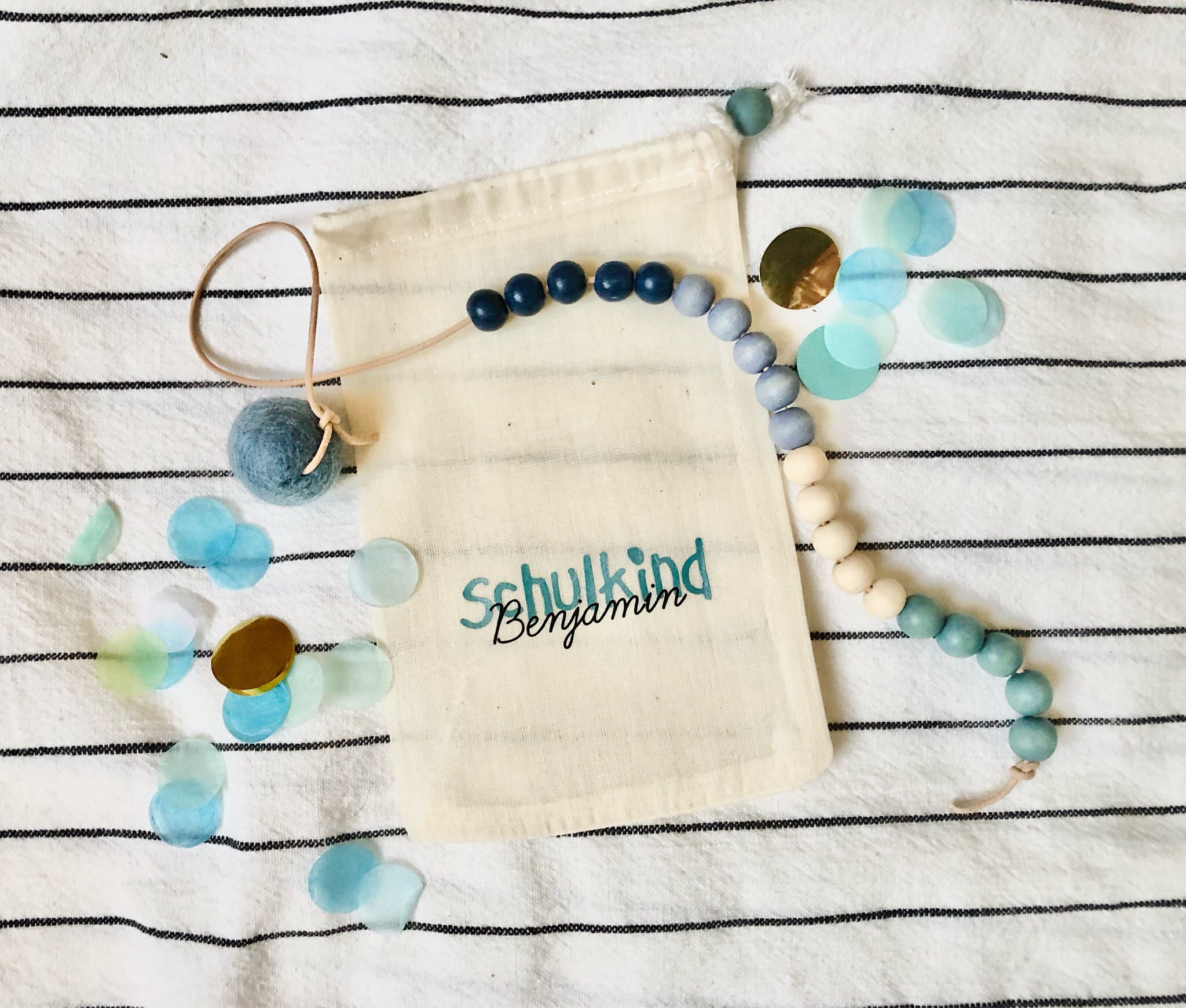 Rechenketten aus Holzperlen in Blau-und Grüntönen