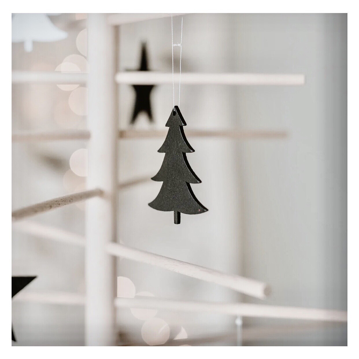 Holzanhänger Tannenbäumchen in Schwarz, einzeln