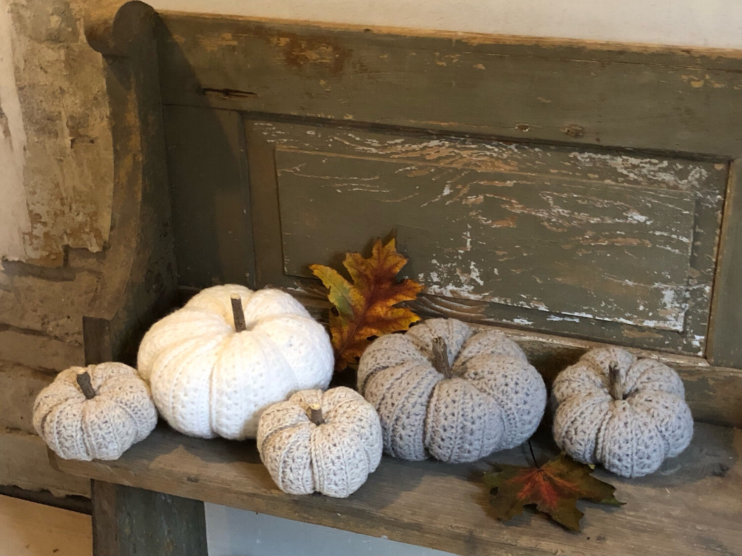 Handgemachte Häkelkürbisse in verschiedenen Größen und Farben