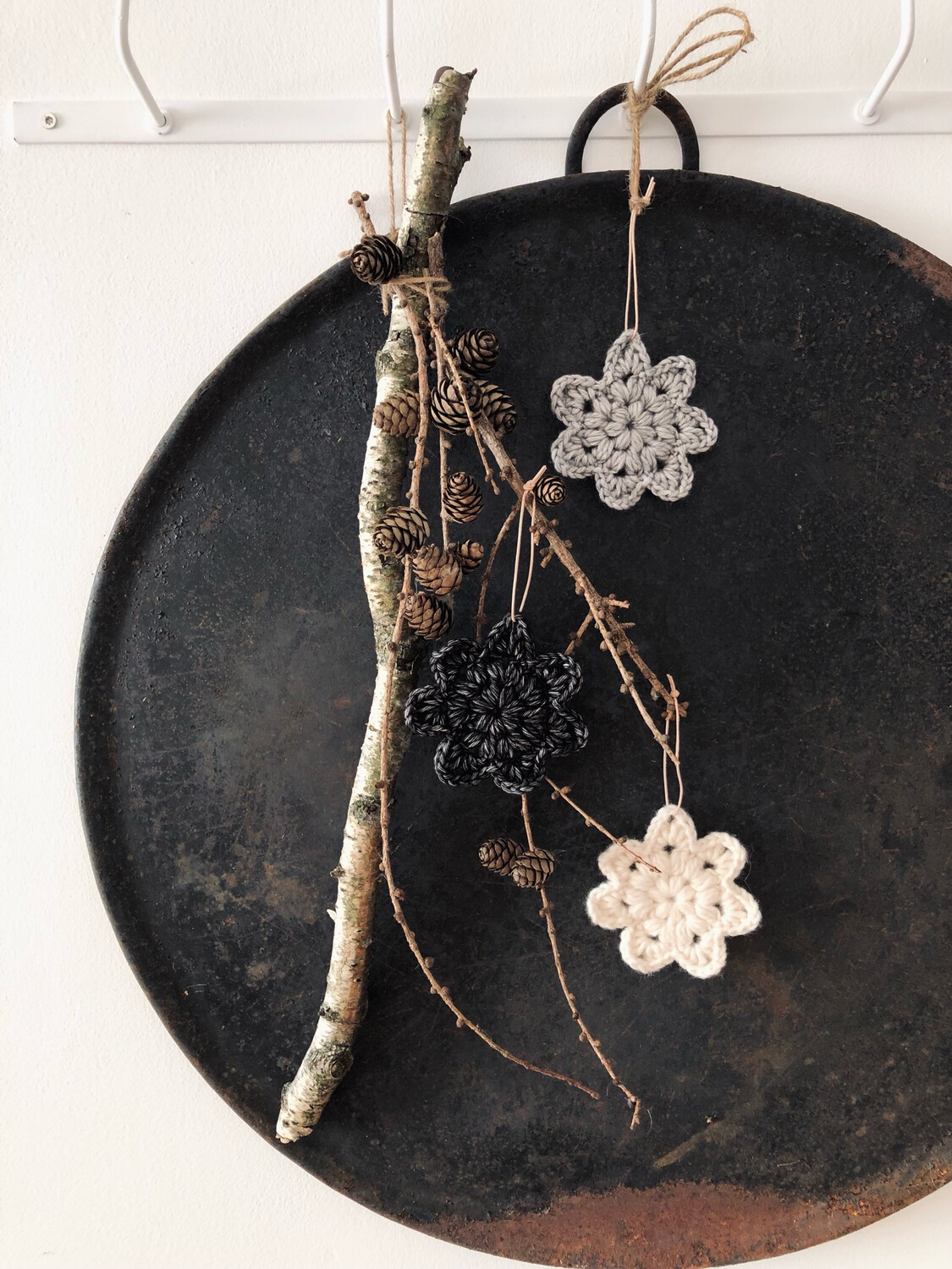 Gehäkelte Anhänger “Schneeflocke“ in drei Farben